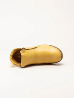Charlotte of Sweden - Gula boots i skinn