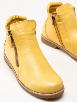 Charlotte of Sweden - Gula boots i skinn