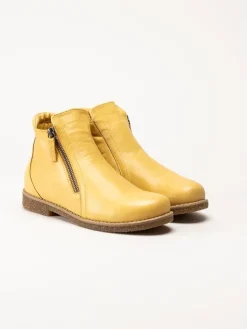 Charlotte of Sweden - Gula boots i skinn