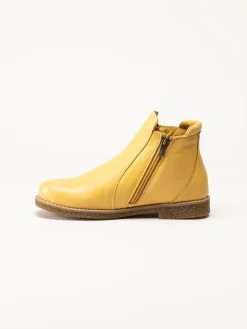 Charlotte of Sweden - Gula boots i skinn