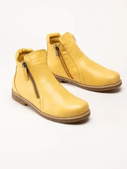 Charlotte of Sweden - Gula boots i skinn