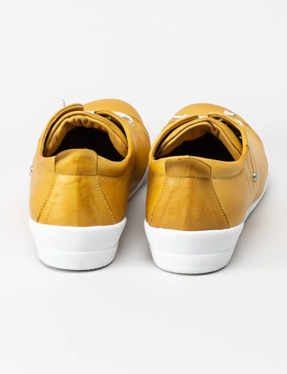 Charlotte of Sweden - Gula sneakers i skinn