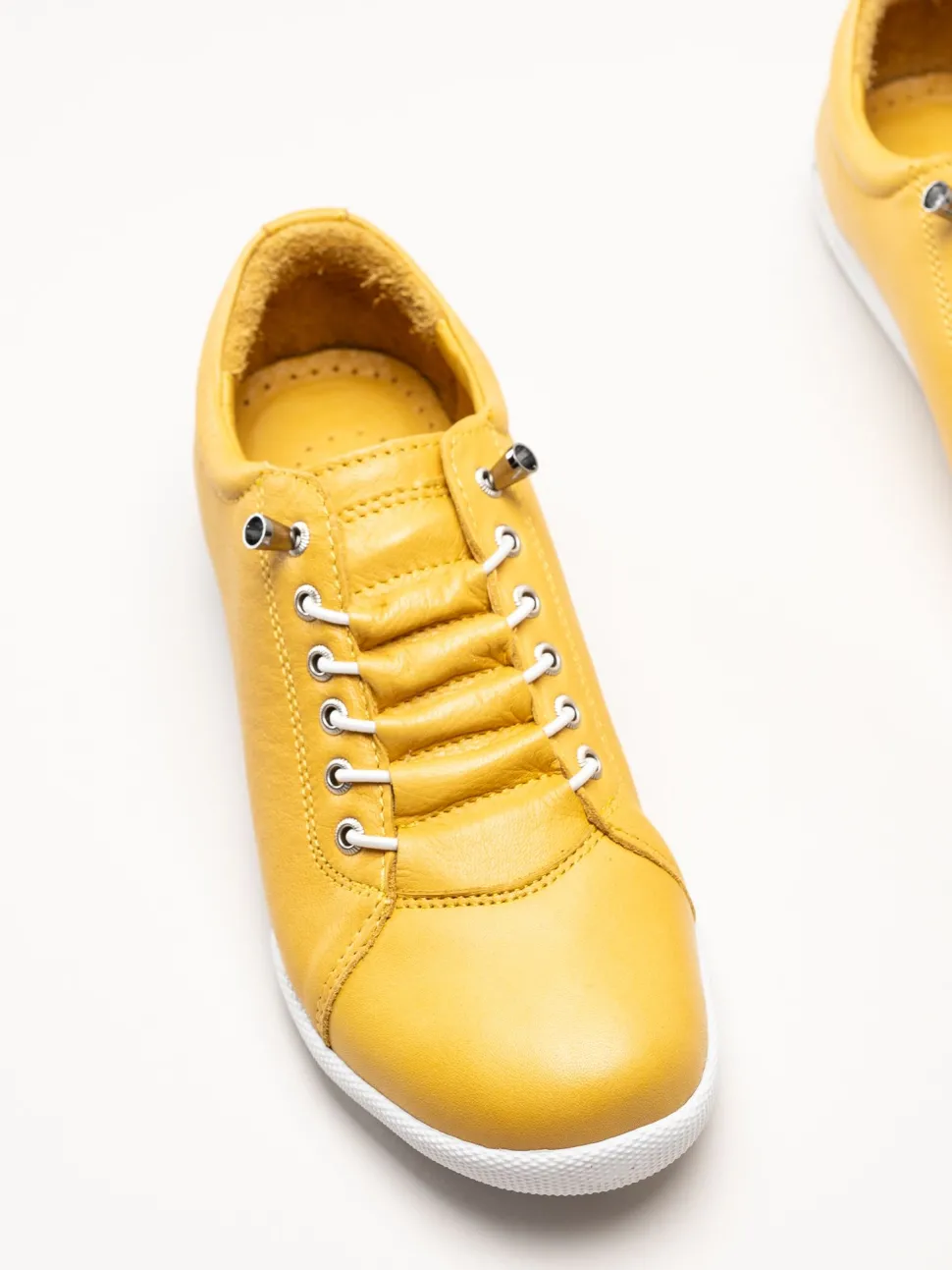 Charlotte of Sweden - Gula sneakers i skinn