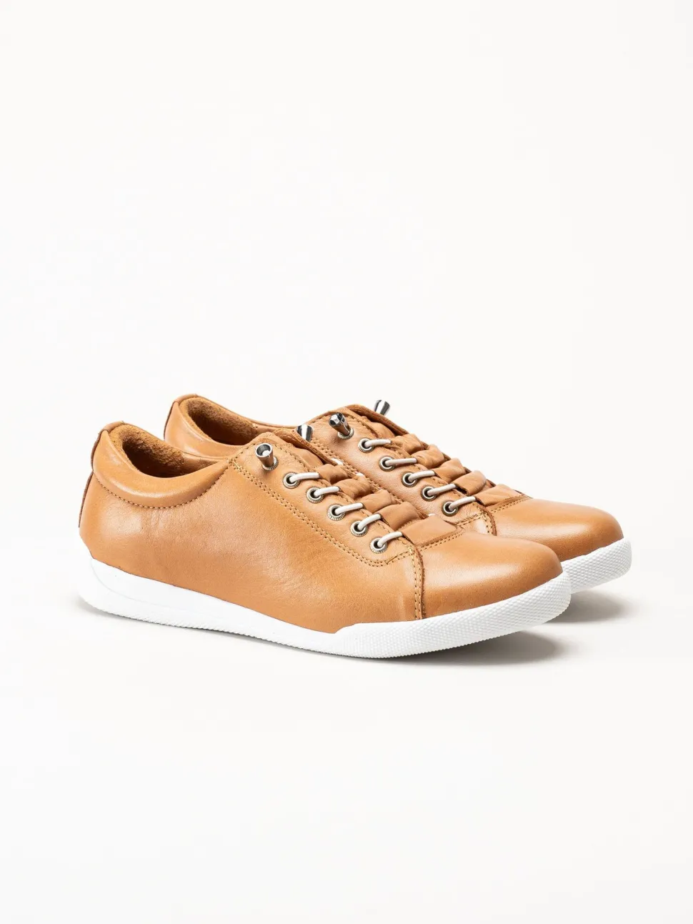 Charlotte of Sweden - Ljusbruna sneakers i skinn