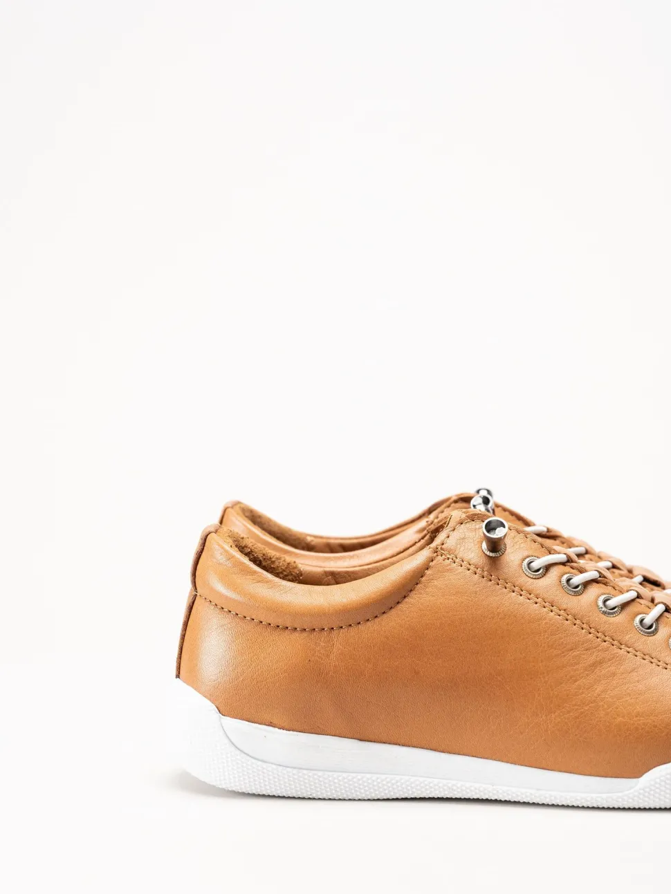 Charlotte of Sweden - Ljusbruna sneakers i skinn