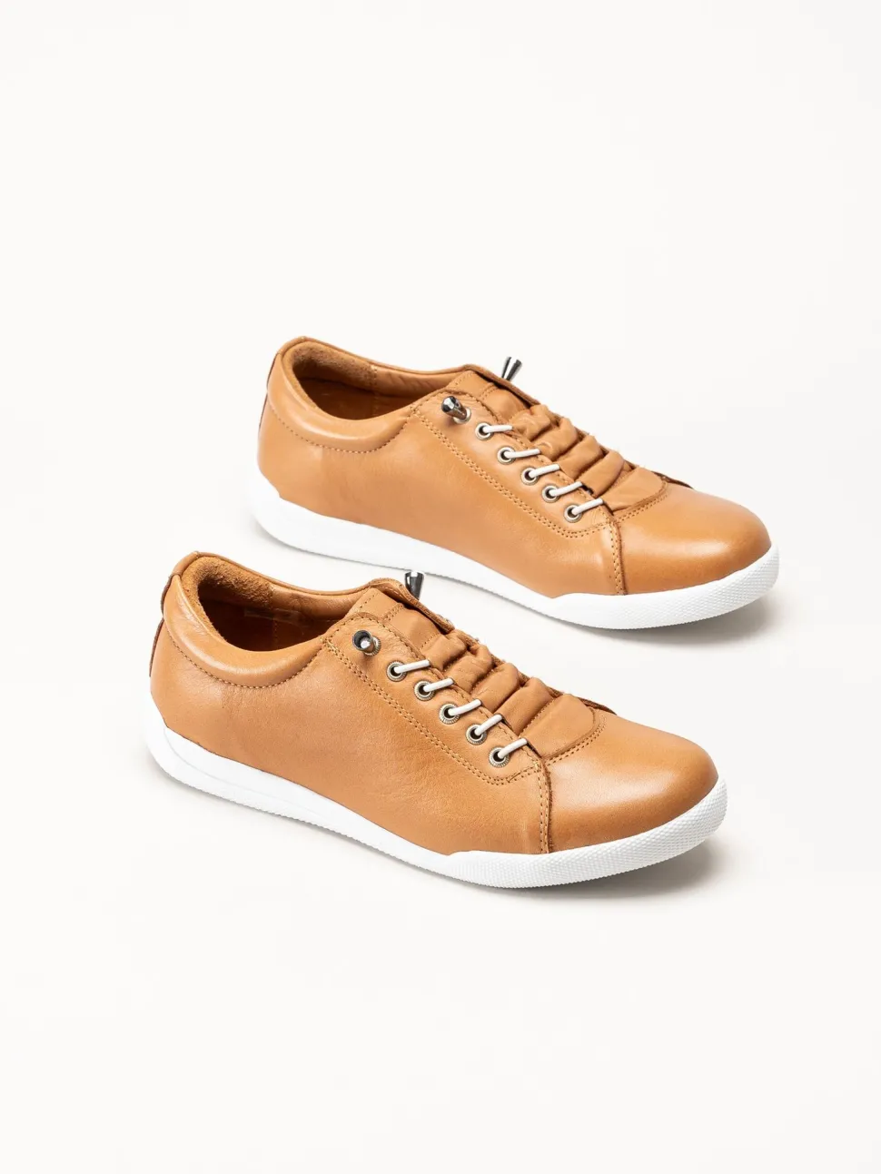 Charlotte of Sweden - Ljusbruna sneakers i skinn