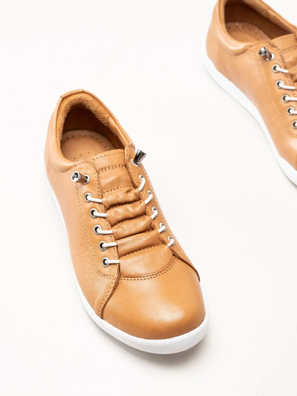 Charlotte of Sweden - Ljusbruna sneakers i skinn