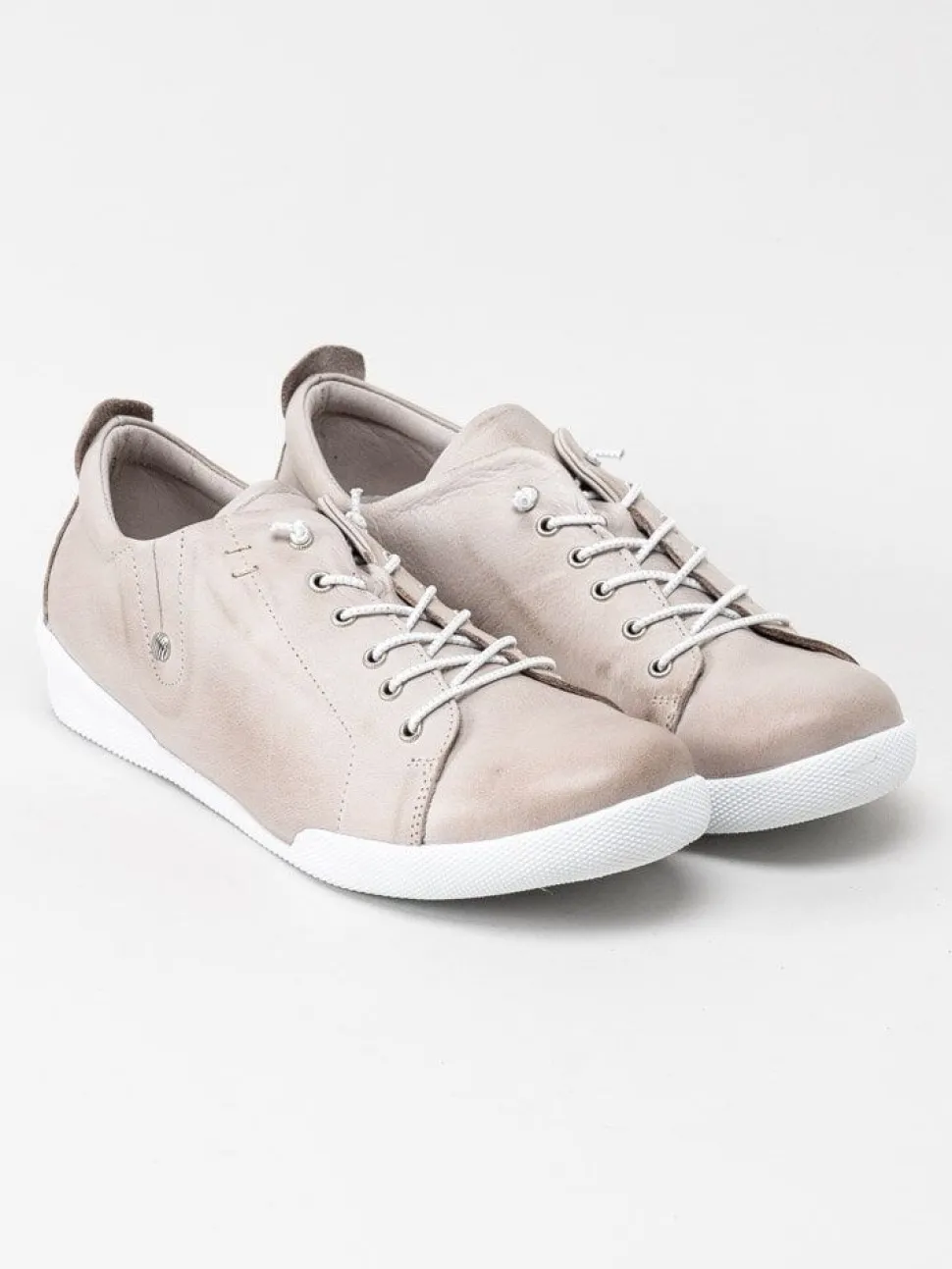 Charlotte of Sweden - Ljusgrå sneakers i skinn