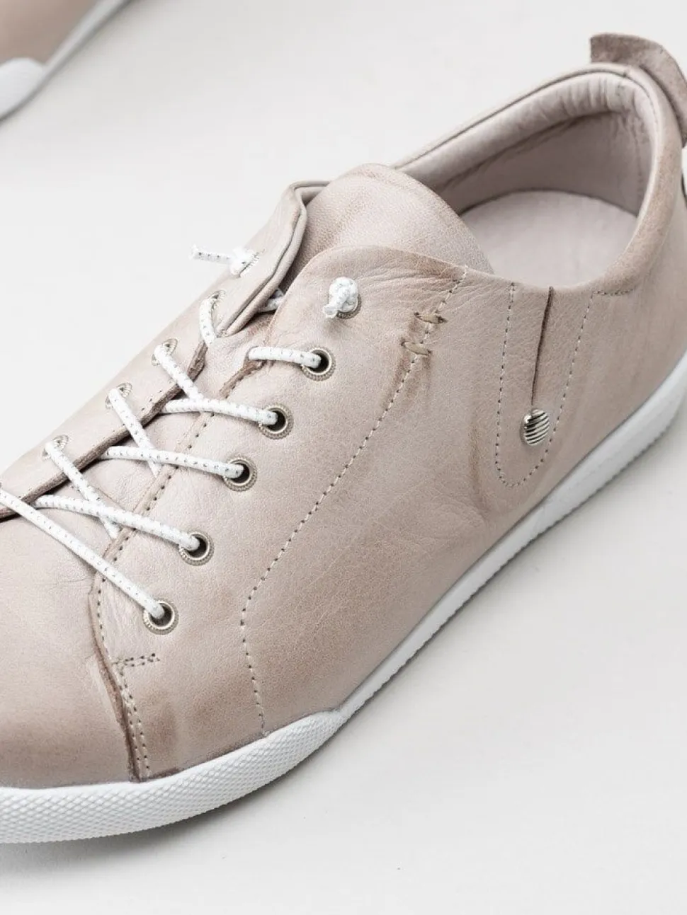 Charlotte of Sweden - Ljusgrå sneakers i skinn