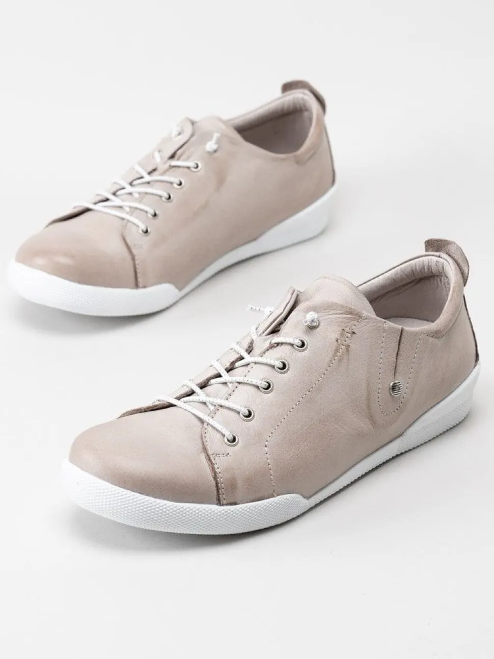 Charlotte of Sweden - Ljusgrå sneakers i skinn