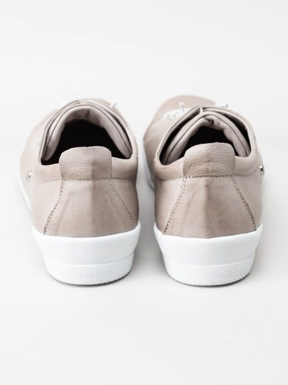 Charlotte of Sweden - Ljusgrå sneakers i skinn