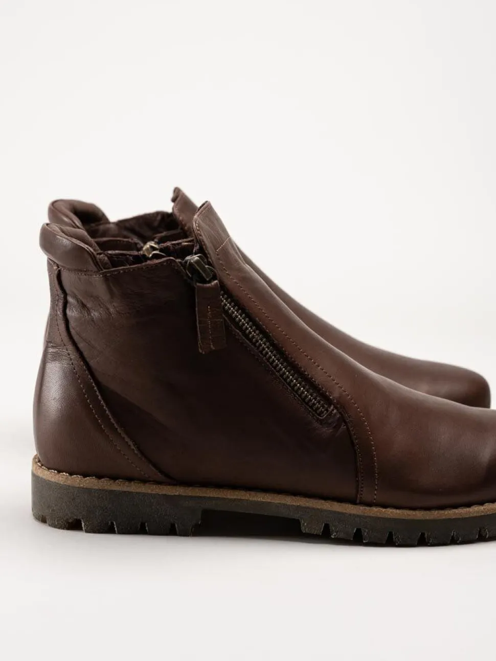 Charlotte of Sweden - Mörkbruna boots skinn
