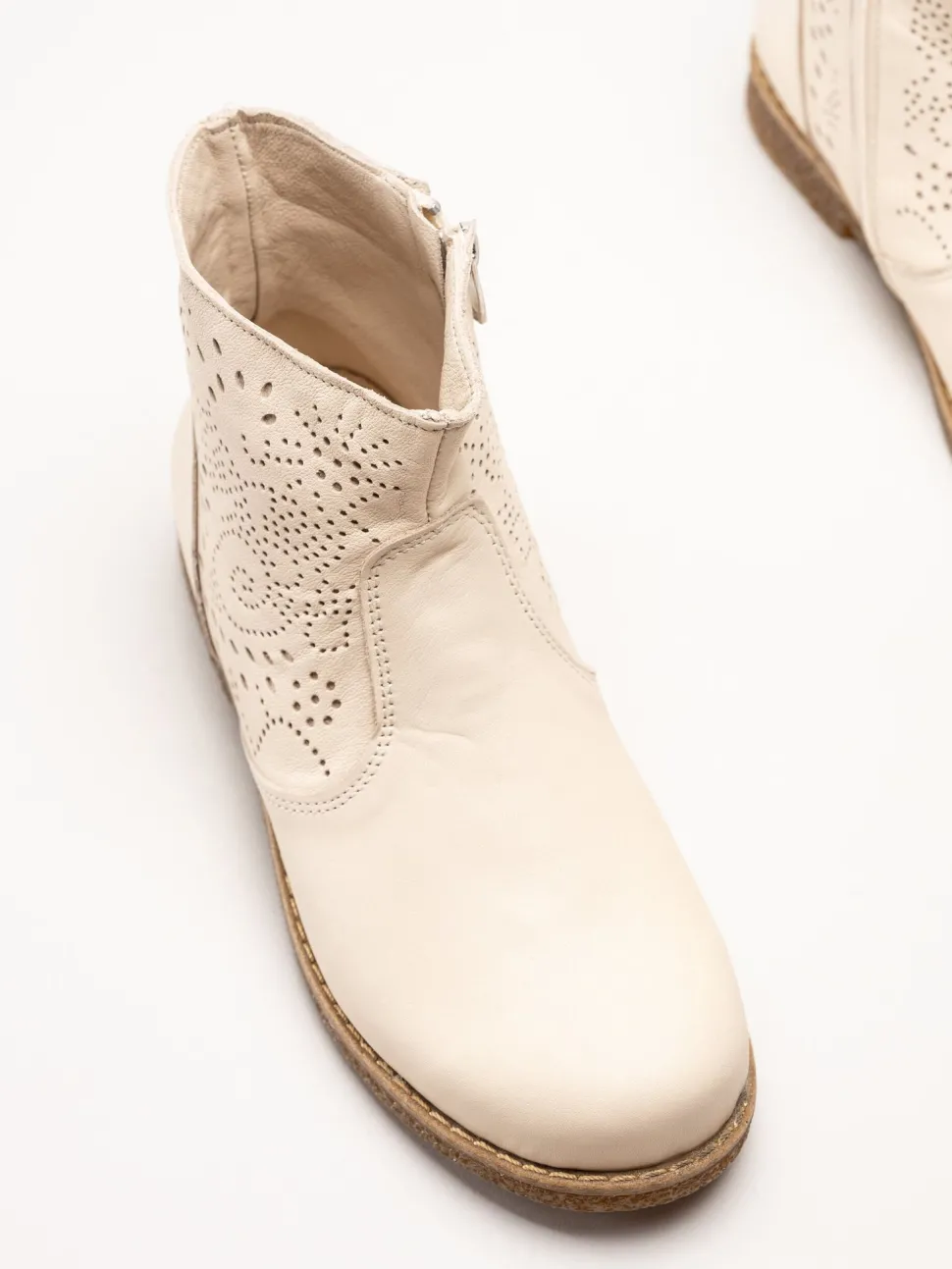 Charlotte of Sweden - Offwhite boots i skinn