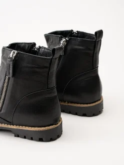 Charlotte of Sweden - Svarta boots i skinn