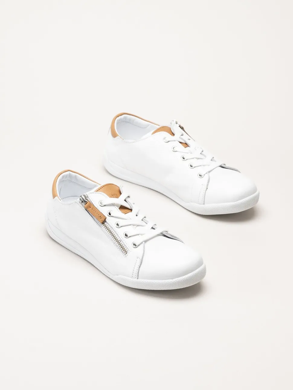Charlotte of Sweden - Vita sneakers i skinn