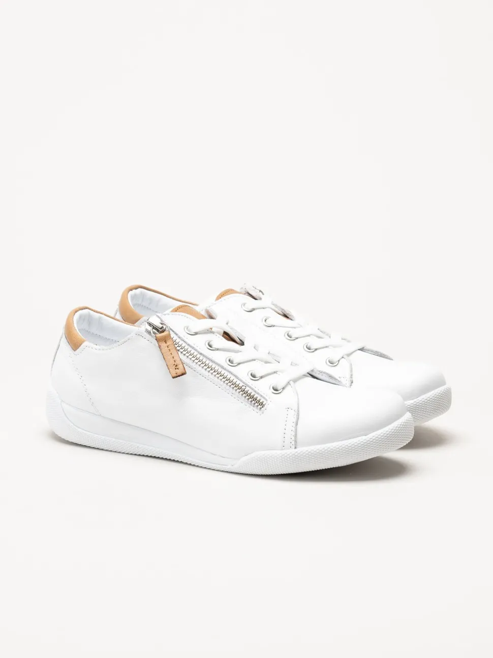 Charlotte of Sweden - Vita sneakers i skinn