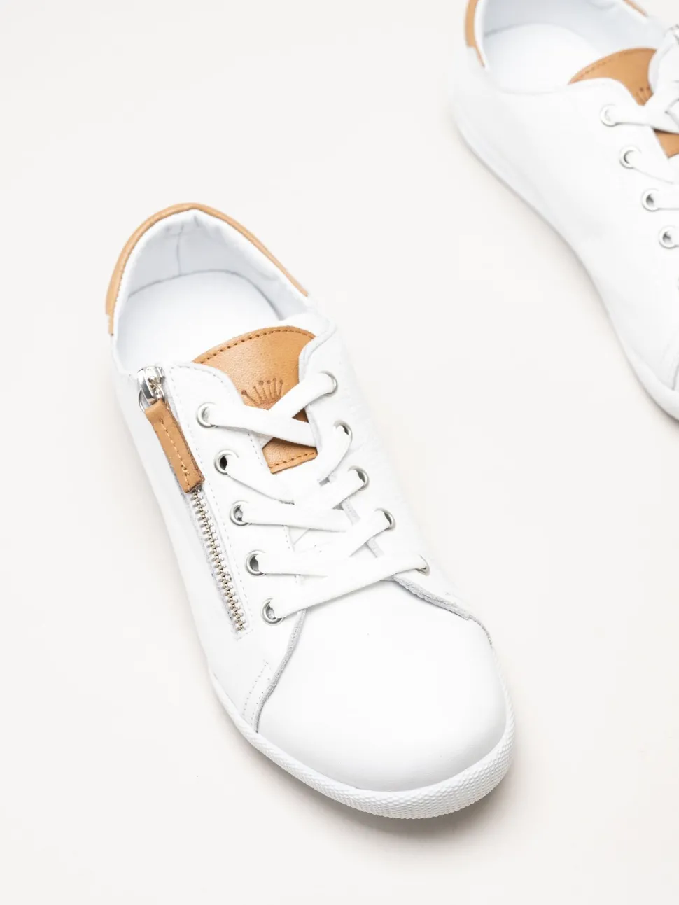 Charlotte of Sweden - Vita sneakers i skinn