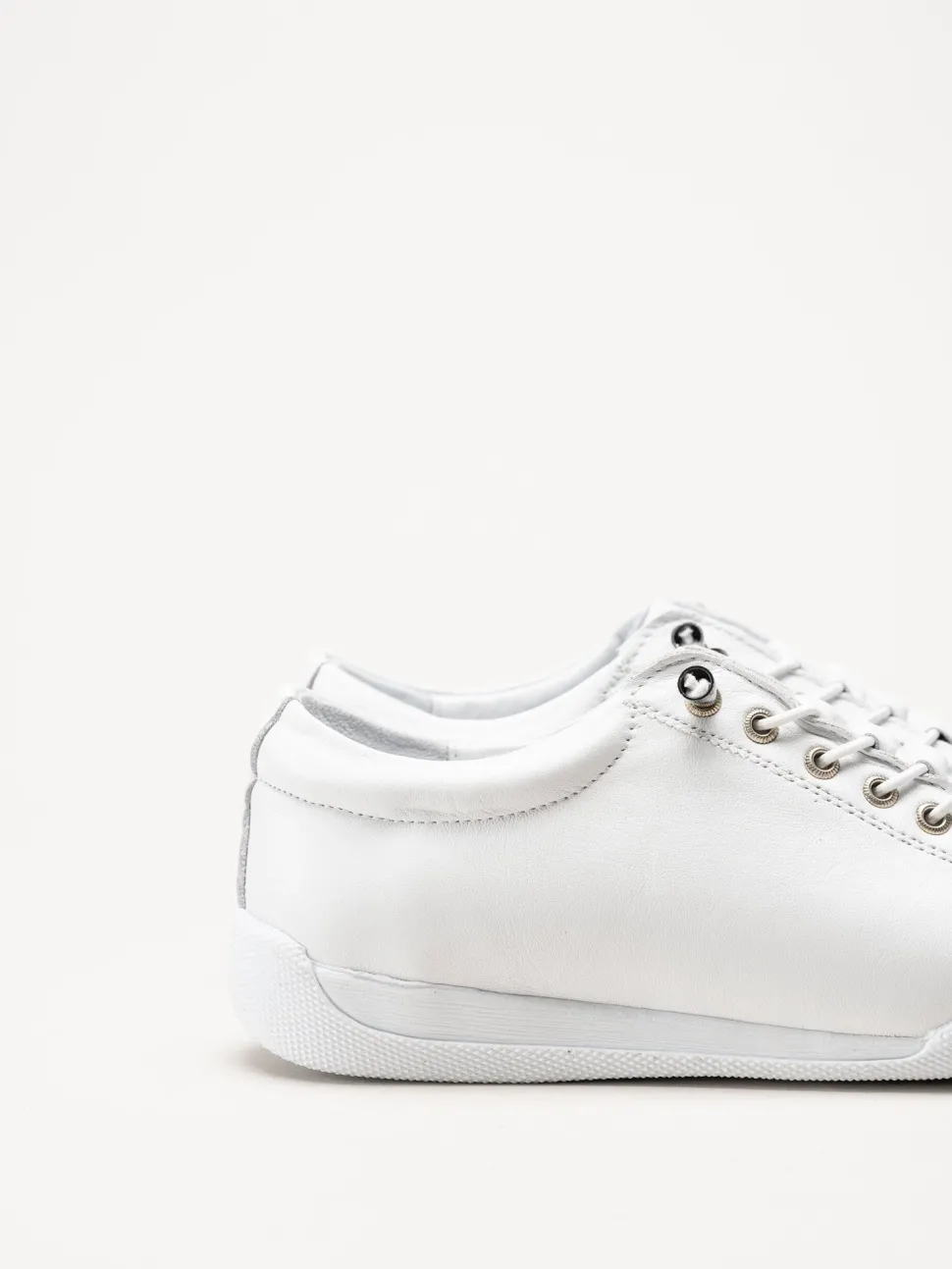 Charlotte of Sweden - Vita sneakers i skinn
