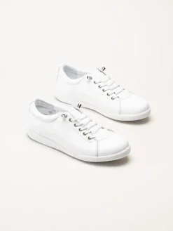 Charlotte of Sweden - Vita sneakers i skinn