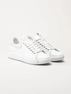 Charlotte of Sweden - Vita sneakers i skinn