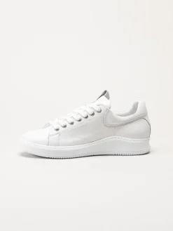 Charlotte of Sweden - Vita sneakers i skinn