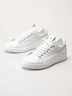 Charlotte of Sweden - Vita sneakers i skinn