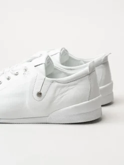 Charlotte of Sweden - Vita sneakers i skinn