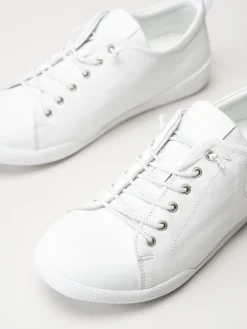 Charlotte of Sweden - Vita sneakers i skinn