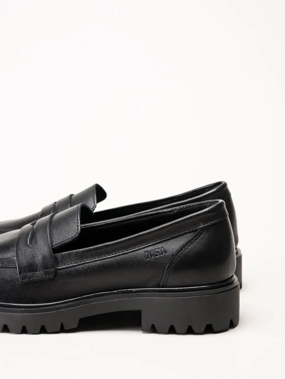 Dasia - Lita - Svarta pennyloafers i skinn