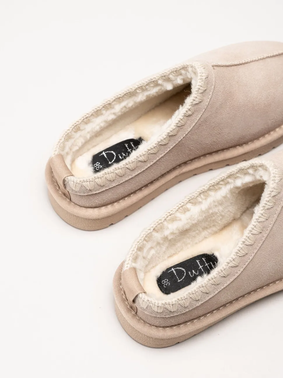 Duffy - Beige varmfodrade tofflor i mocka