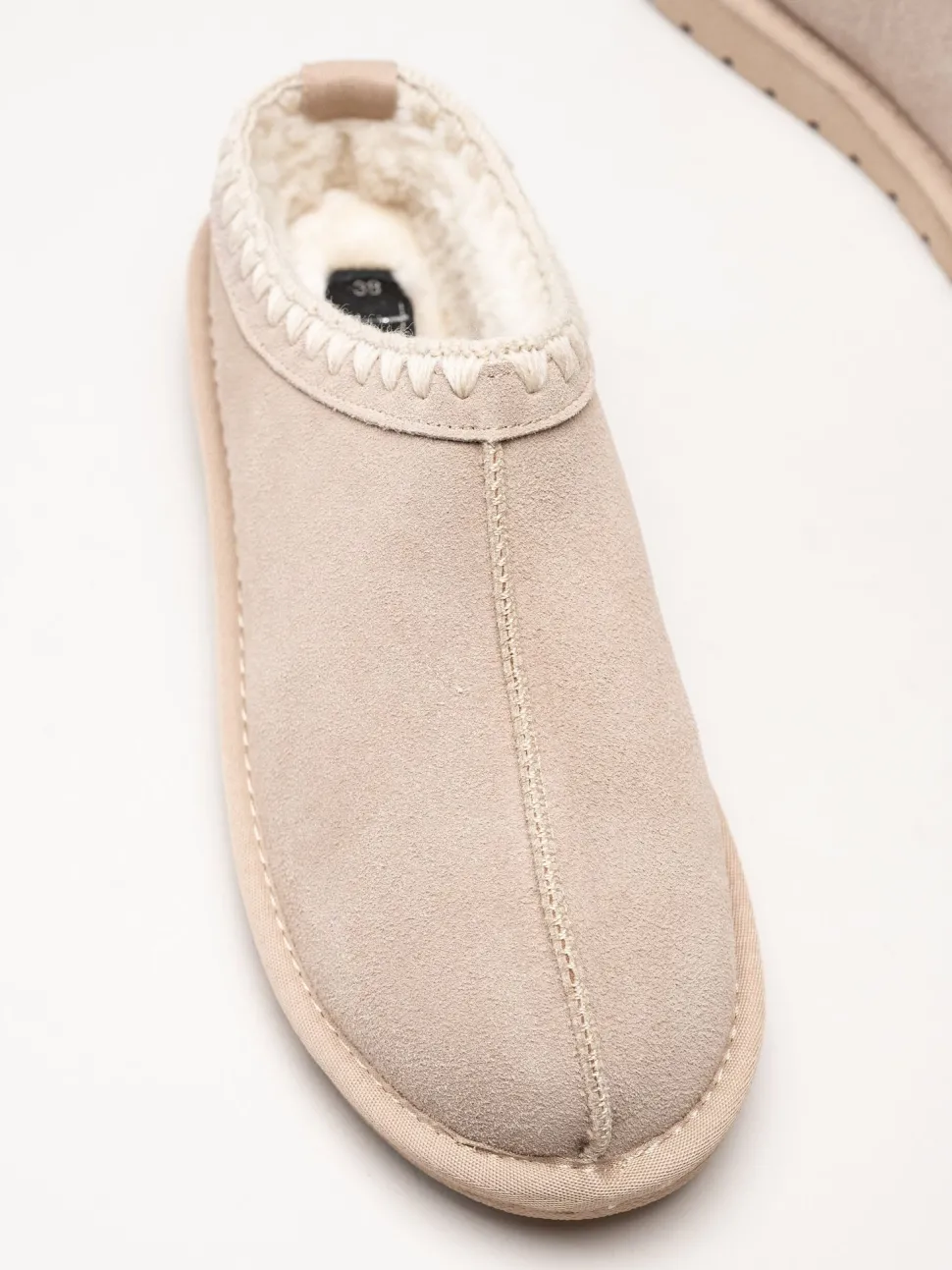 Duffy - Beige varmfodrade tofflor i mocka
