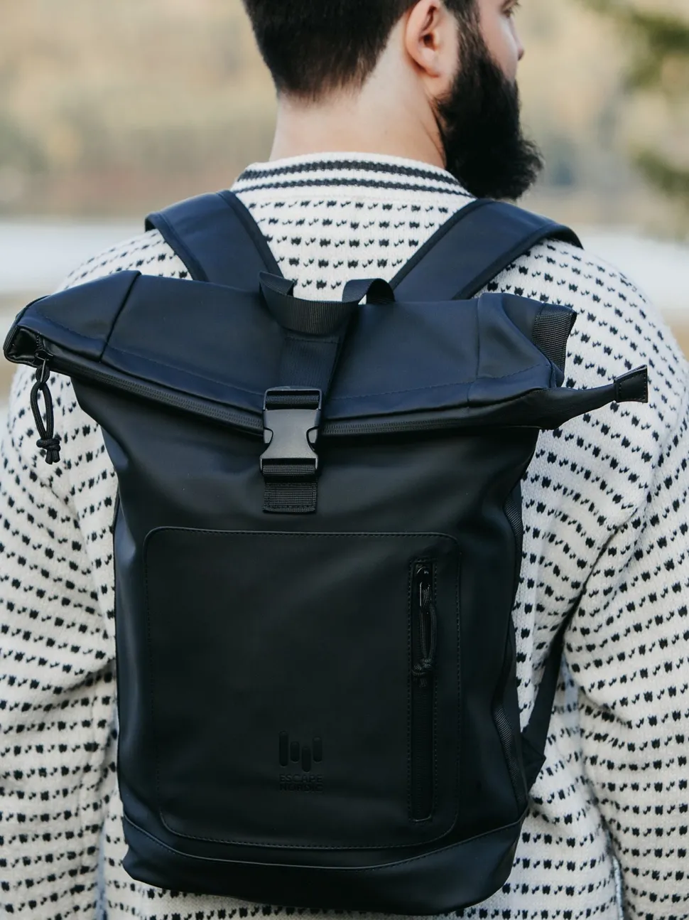 Escape - Rolltop Dull Rubber - Svart ryggsäck i vattenavstötande PU
