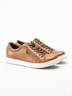 Esgano - Ljusbruna sneakers i skinn