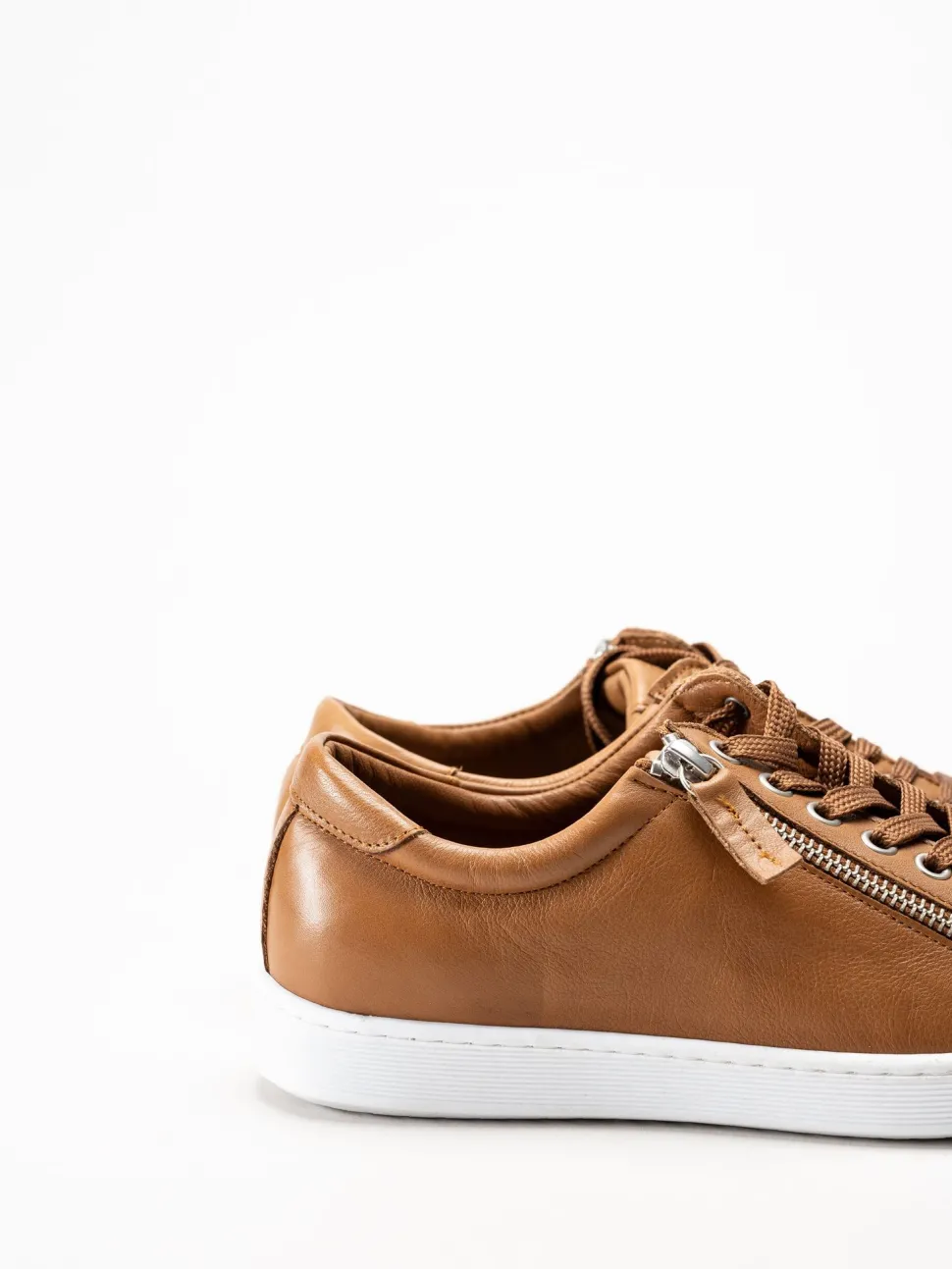 Esgano - Ljusbruna sneakers i skinn