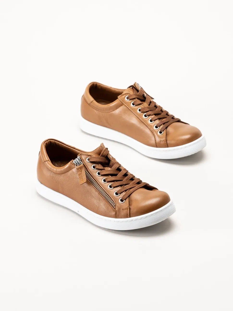 Esgano - Ljusbruna sneakers i skinn