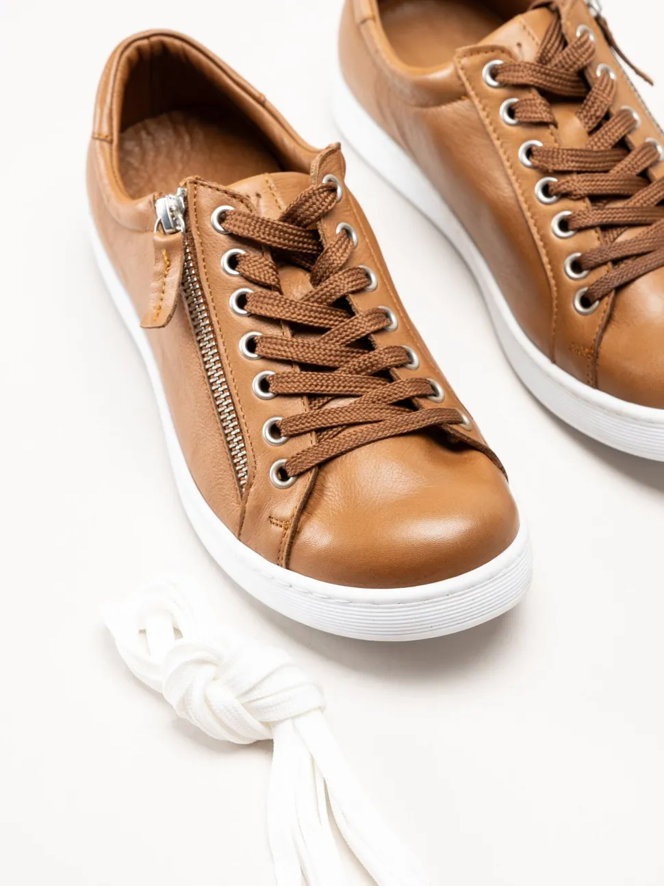 Esgano - Ljusbruna sneakers i skinn