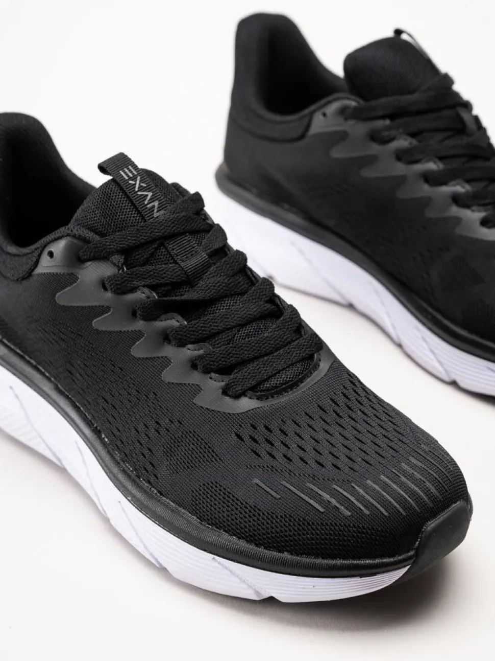 Exani - Aviator M - Svarta sneakers i textil