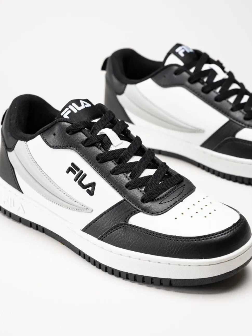 FILA - Rega NF - Svart-vita sneakers i skinnimitation