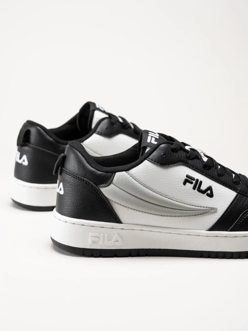 FILA - Rega NF - Svart-vita sneakers i skinnimitation