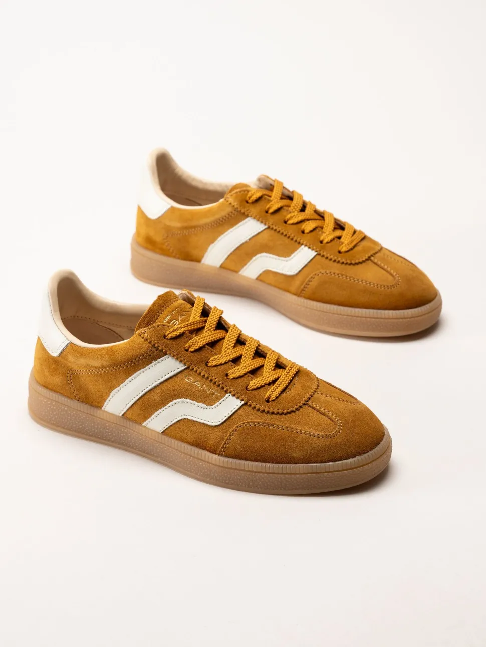 Gant Footwear - Cuzima Sneaker - Mörkgula retro sneakers i mocka med skinndetaljer