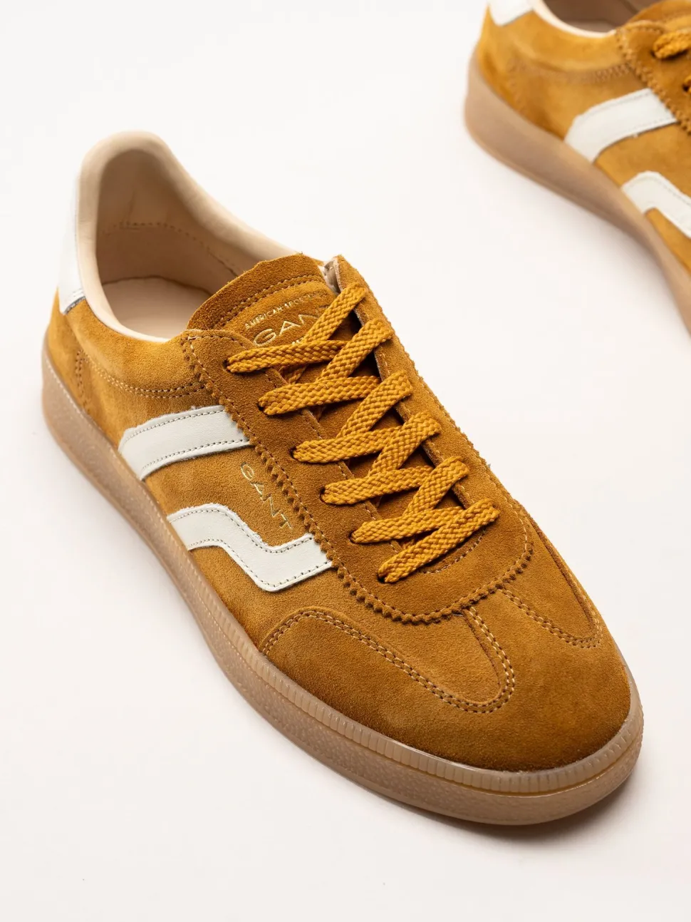 Gant Footwear - Cuzima Sneaker - Mörkgula retro sneakers i mocka med skinndetaljer