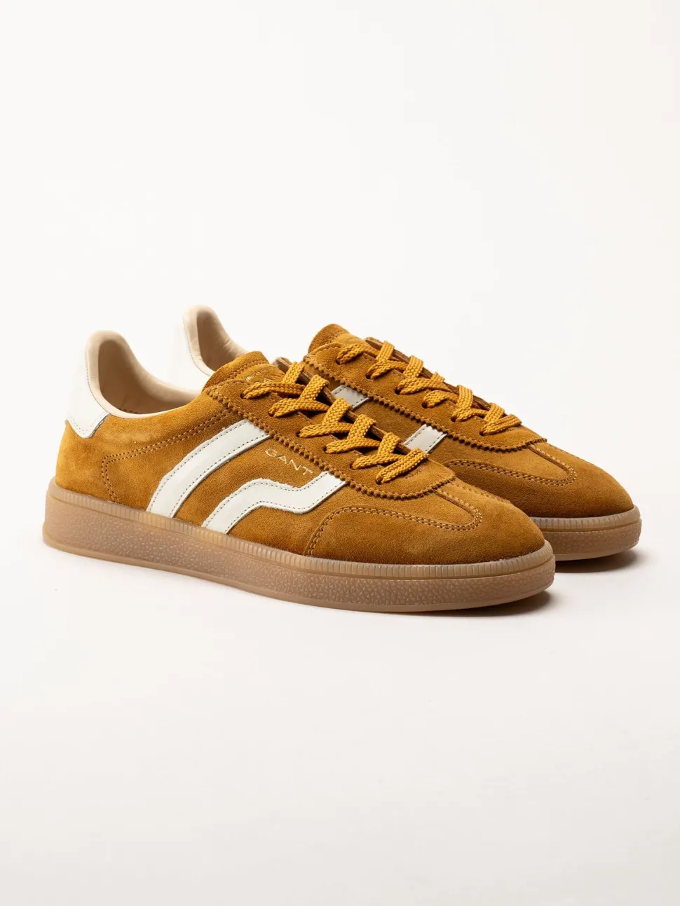 Gant Footwear - Cuzima Sneaker - Mörkgula retro sneakers i mocka med skinndetaljer