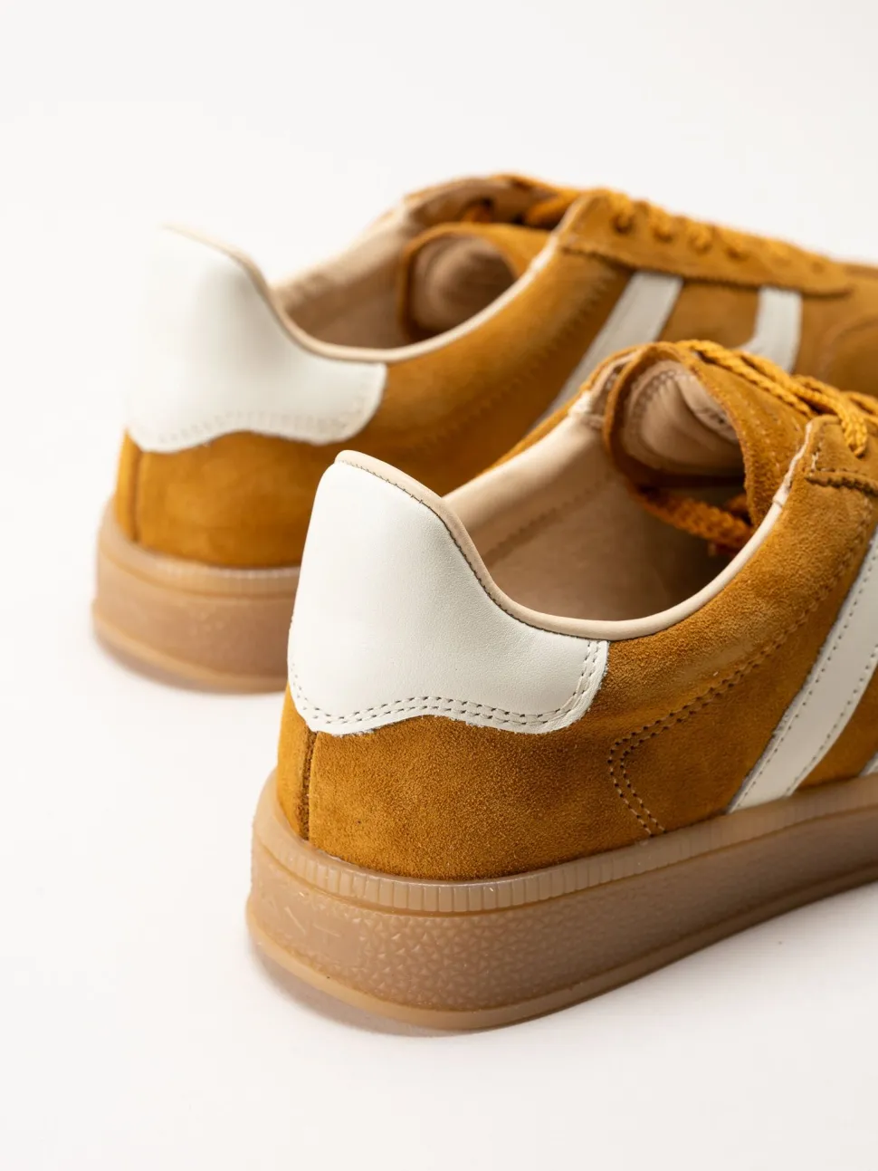 Gant Footwear - Cuzima Sneaker - Mörkgula retro sneakers i mocka med skinndetaljer