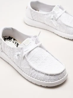Hey Dude - Wendy Crochet Lace - Vita tygskor med virkade spetsdetaljer