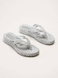 Ilse Jacobsen - Cheerful 13 - Silverfärgade flip flop med glitterremmar