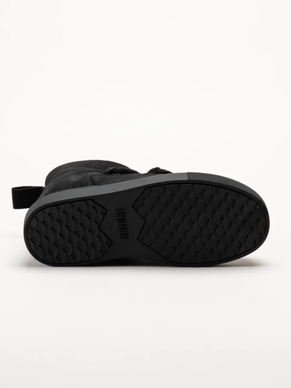 Inuikii - Classic Low - Svarta låga mocka boots