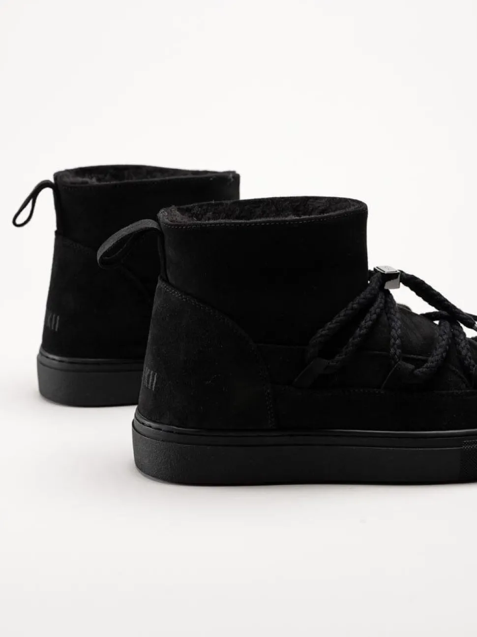Inuikii - Classic Low - Svarta låga mocka boots