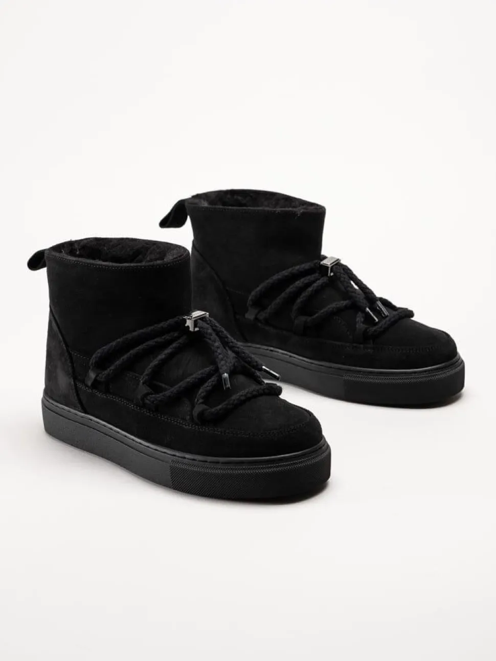Inuikii - Classic Low - Svarta låga mocka boots