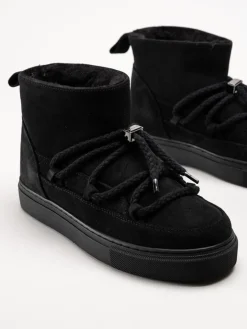 Inuikii - Classic Low - Svarta låga mocka boots