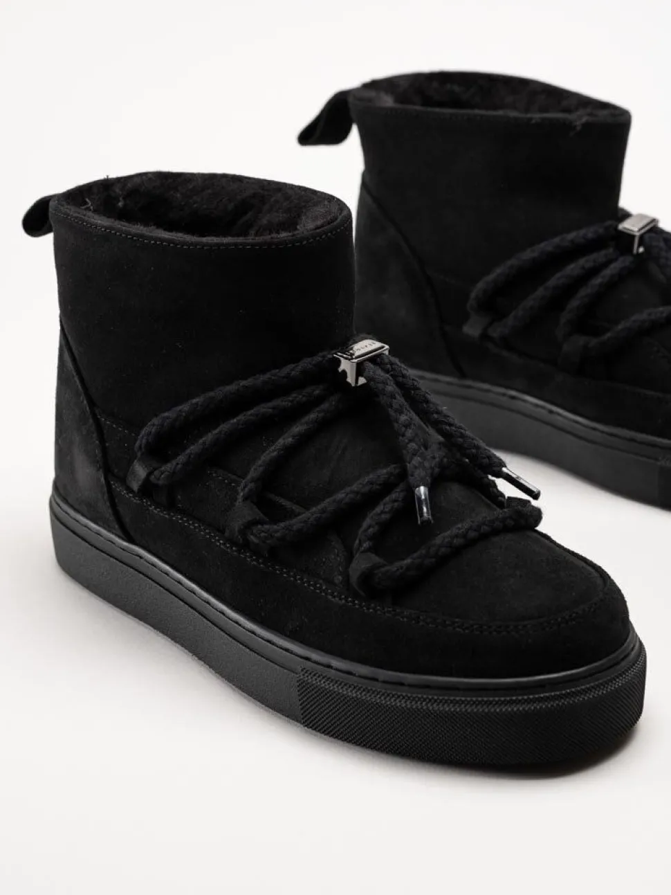 Inuikii - Classic Low - Svarta låga mocka boots